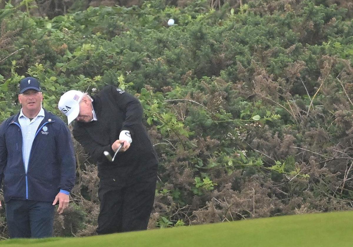 Trump ya juega al golf en Escocia