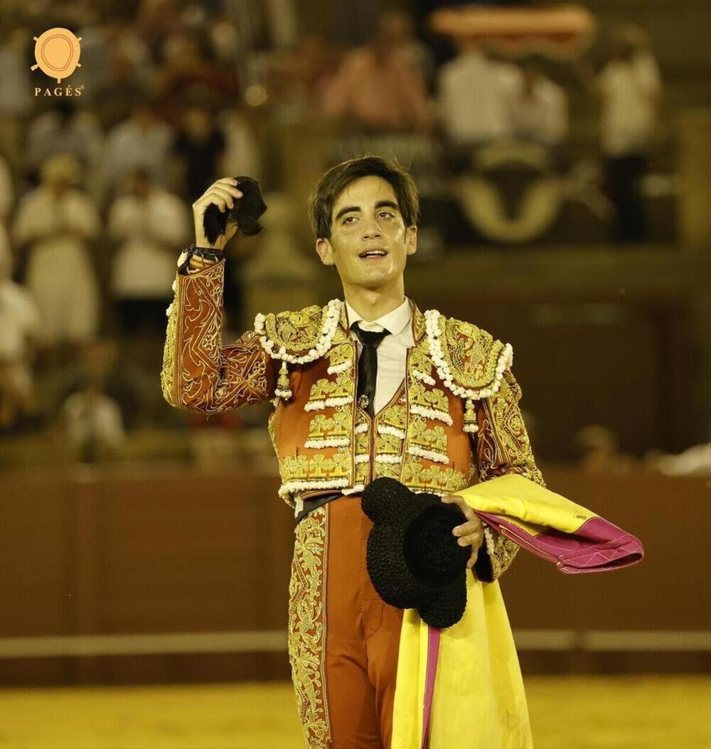 Javier Fernández con el apéndice conseguido en la Maestranza
