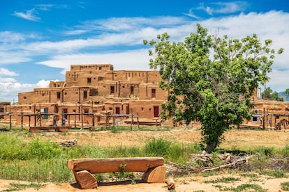 Las casas de los nativos Pueblo, en Nuevo México, llevan más de mil años construyéndose con cubiertas planas.