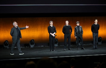 El director Sam Mendes junto