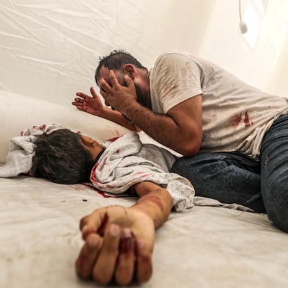FOTOGALERÍA, 7 DE 30 - GAZA, 06/11/2023.- Un hombre llora sobre el cadáver de su hijo muerto en el hospital de Al-Shifa, tras un ataque aéreo israelí sobre Gaza lanzado el pasado 9 de octubre. Un mes después del estallido de la guerra entre Israel y Hamás el número de muertos supera ya los 11.000 - de ellos 4.000 niños gazatíes -, a lo que hay que añadir 241 rehenes israelíes, casi 30.000 heridos, 1.700.000 desplazados, una franja de Gaza partida en dos y devastada por los bombardeos y una ayuda de la comunidad internacional que llega a cuentagotas. EFE/ Mohammed Saber
