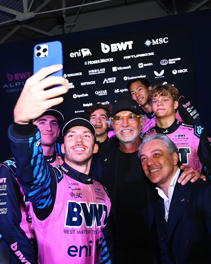 El extenso equipo de Alpine.  (@AlpineF1Team)