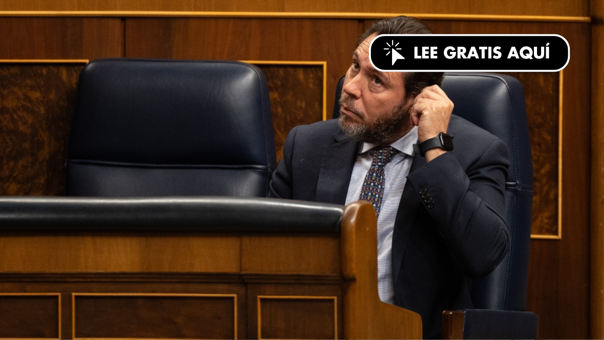 Almeida publica una foto del «máster cum fraude» del ministro Puente