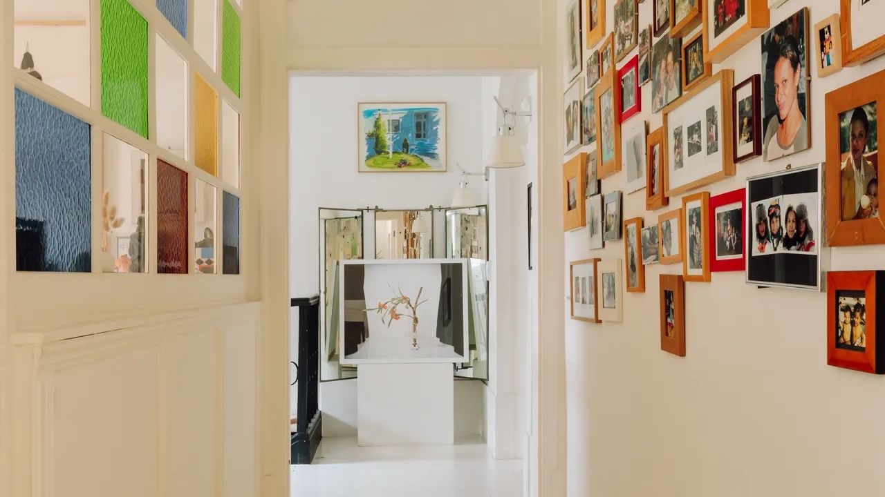 Casa con pasillos: son, en realidad, el invento más práctico de la arquitectura moderna