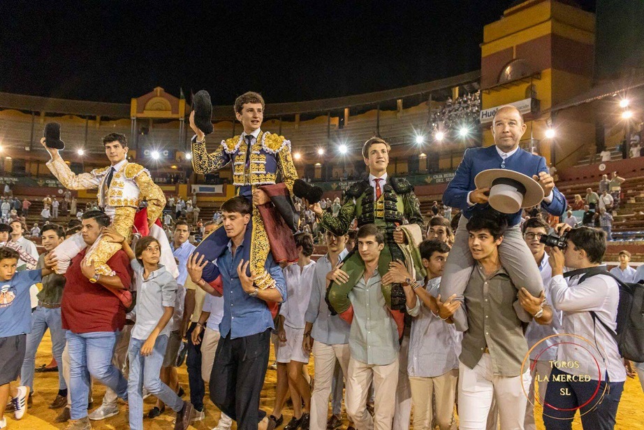 Los tres novilleros a hombros en Huelva con un gran encierro de José Luis Pereda