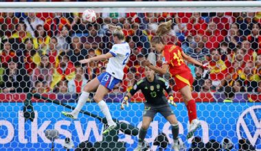 Alessia Russo anota de cabeza el gol del empate este domingo.