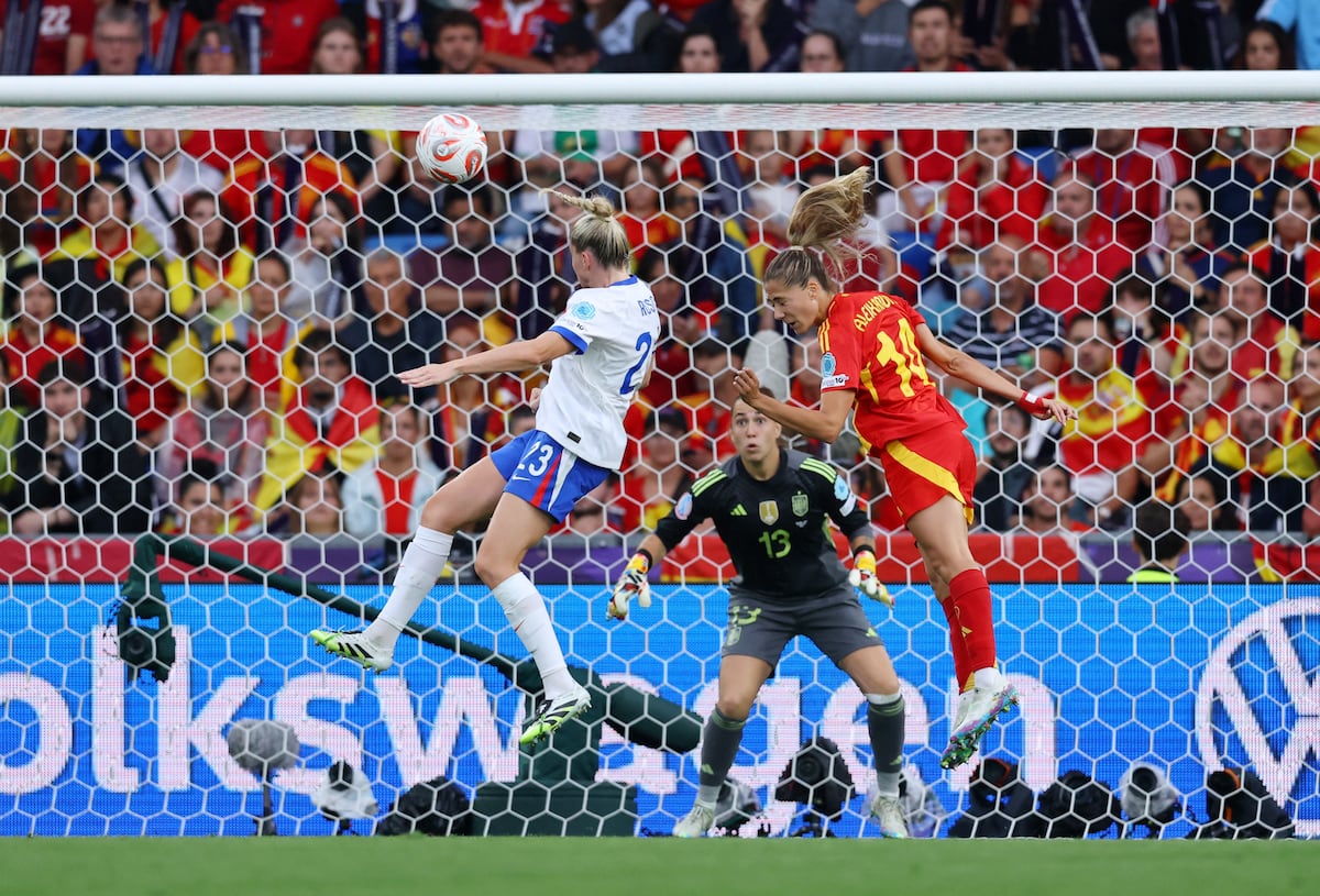 Alessia Russo anota de cabeza el gol del empate este domingo.