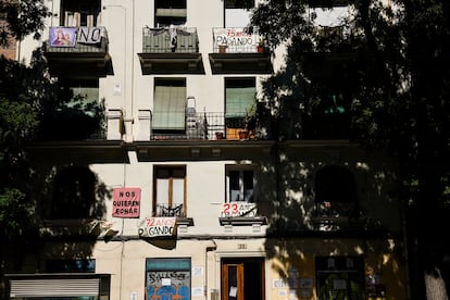 El edificio de la calle General Lacy, 22,  cuyos vecinos denuncian acoso inmobiliario, tras un año de amenaza de desahucio. 