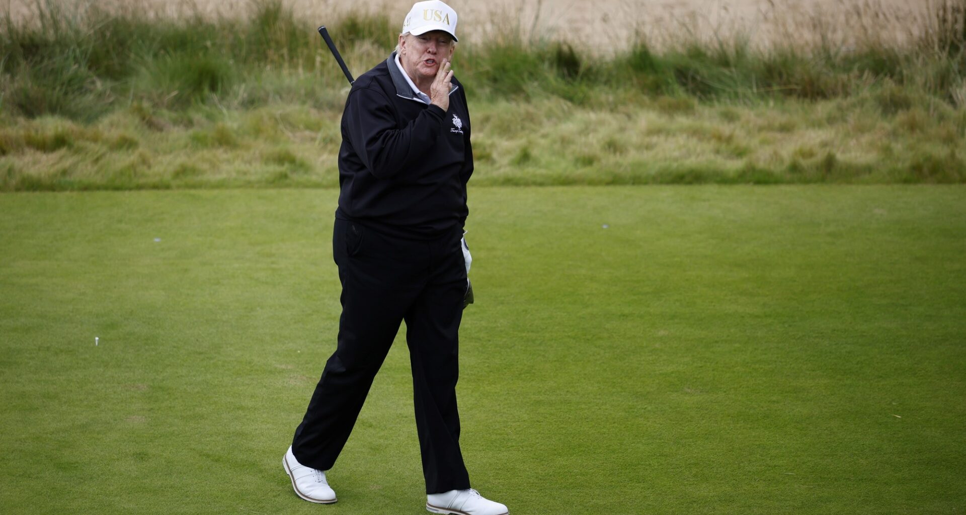 Trump inaugura un nuevo campo de golf y pone fin a su viaje a Escocia, marcado por anuncios diplomáticos y comerciales