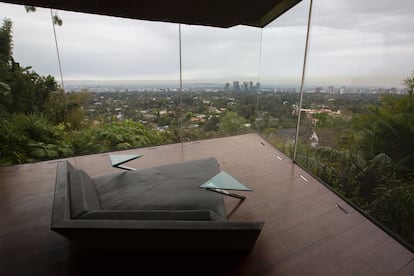 Dormitorio principal de la casa Sheats-Goldstein de John Lautner, encajada en las colinas de Beverly Hills como un proyectil de hormigón. 