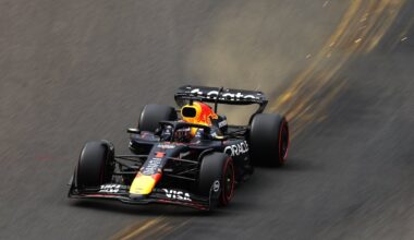 Las chispas vuelan detrás de Max Verstappen durante la calificación del GP de Bélgica este sábado.