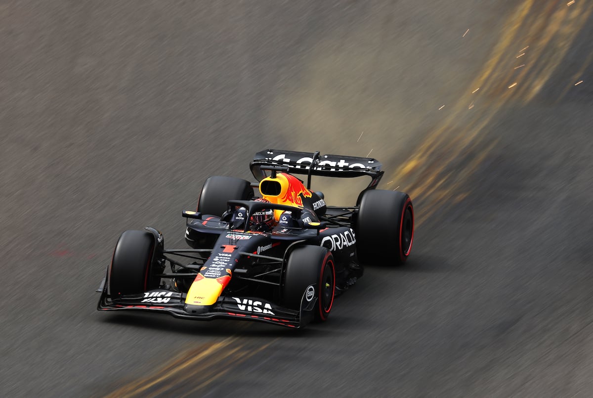 Las chispas vuelan detrás de Max Verstappen durante la calificación del GP de Bélgica este sábado.