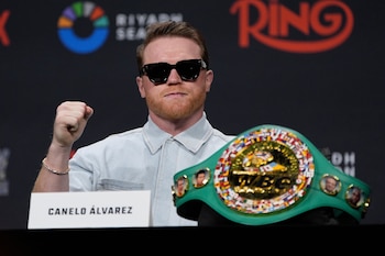 Saúl "Canelo" Álvarez posa con