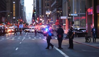 Al menos cuatro muertos, incluido un policía, en un tiroteo en un rascacielos en Nueva York | Internacional