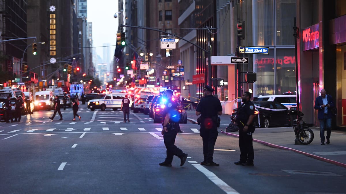 Al menos cuatro muertos, incluido un policía, en un tiroteo en un rascacielos en Nueva York | Internacional