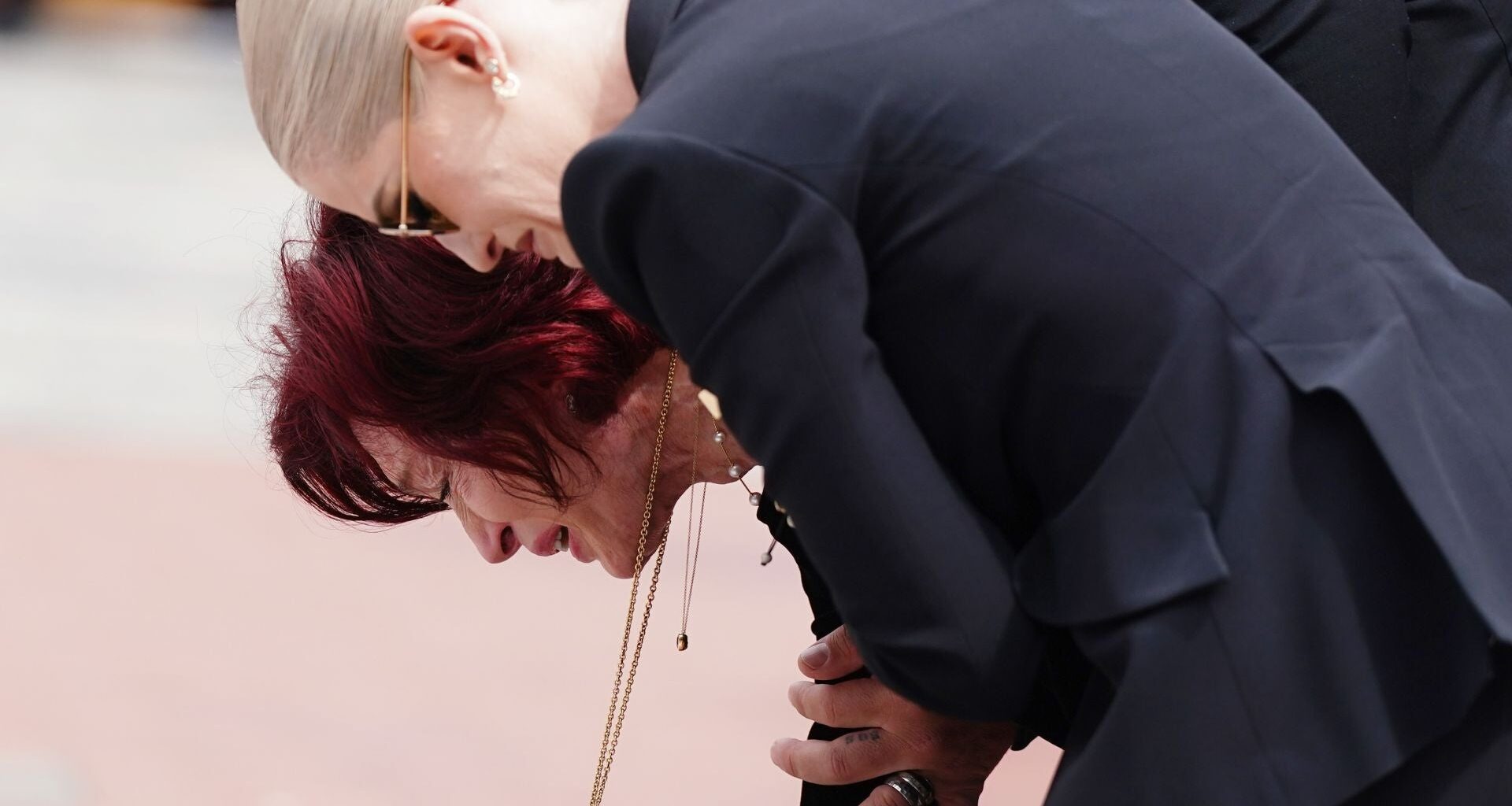 La viuda del cantante, Sharon Osbourne, y su hija Kelly