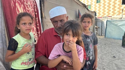 Jamal Ammar, junto a sus nietas, la semana pasada en Gaza.