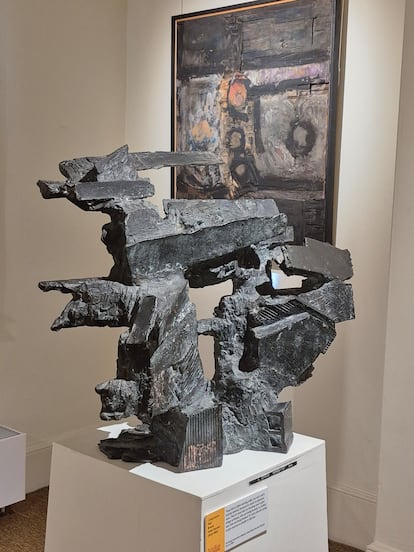 ‘Composición’ (1962), escultura de Pablo Serrano. Al fondo, pintura de Lucio Muñoz