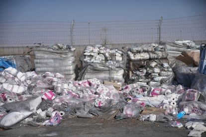 Paquetes de ayuda humanitaria en el paso fronterizo de Karem Shalom, en una imagen tomada el 24 de julio durante un pase de prensa organizado por el Ejército israelí. 