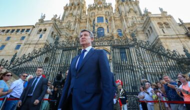 El arzobispo de Santiago tacha de "inaceptable" ante Rueda y Feijóo utilizar a los migrantes "como arma política" y pide "erradicar cualquier corrupción" | Política