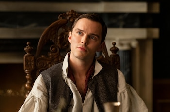La versatilidad de Hoult se