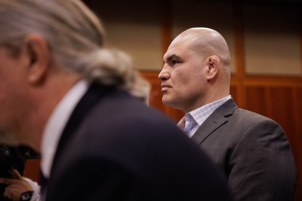 Ex luchador de UFC, Caín Velásquez, logra acuerdo de culpabilidad por disparar a un hombre – San Diego Union-Tribune