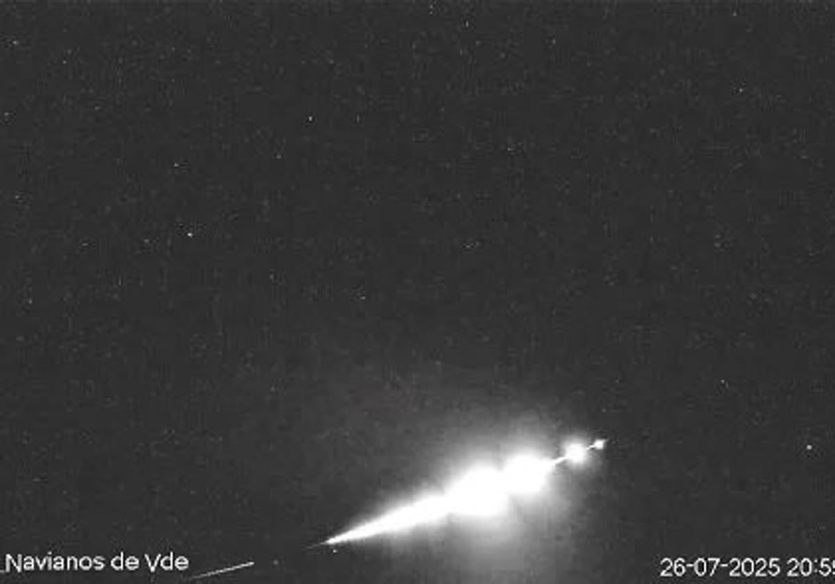 Un bólido destella el cielo de León y deja una espectacular estela de luz