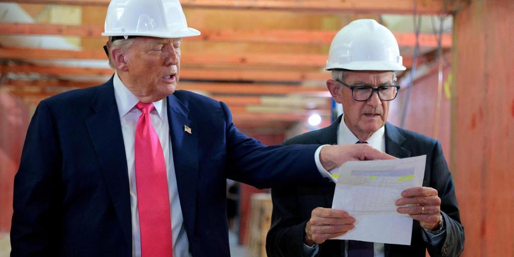 Trump aprovecha una visita a la Fed para humillar a Powell: «Yo lo despediría»