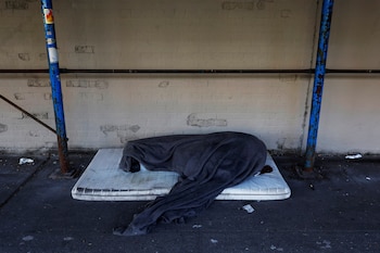 Una persona duerme sobre un