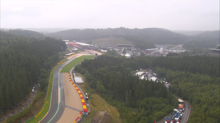 A 10 minutos del inicio de la carrera, continúa la lluvia en Spa-Francorchamps y no va a parar.
