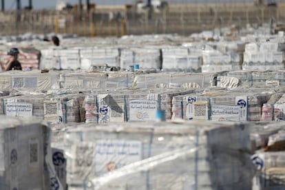 La ayuda humanitaria se acumula en el paso fronterizo de Karem Shalom, en una imagen tomada el 24 de julio. La fotografía fue revisada por el Ejército israelí antes de su difusión. 