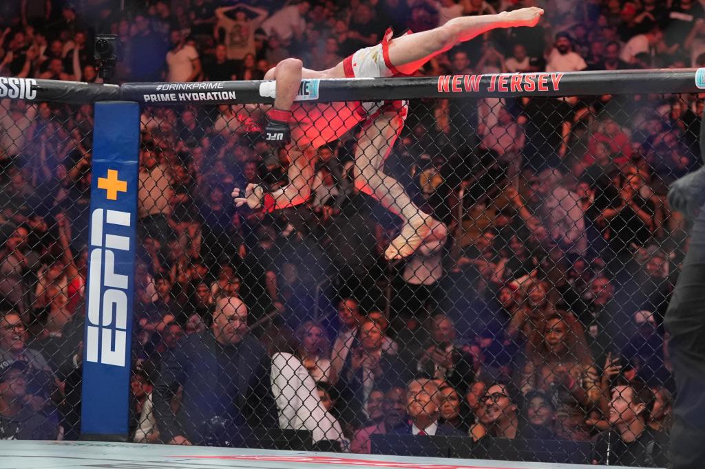 Observado por Trump, Dvalishvili retiene título de 135 libras en UFC 316 – Chicago Tribune