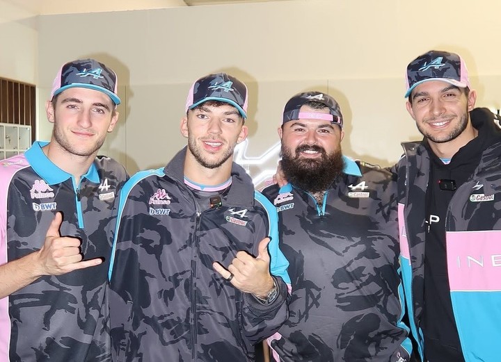 Francis Stoke, jefe de mecánicos de Alpine, junto a los pilotos del 2024. Colapinto aún no había llegado. (@bad_stroke_of_luck)