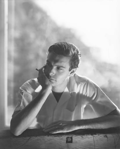 Retrato del actor francés Louis Jourdan, fotografiado por George Platt Lynes en 1948 para la revista 'Vogue'.