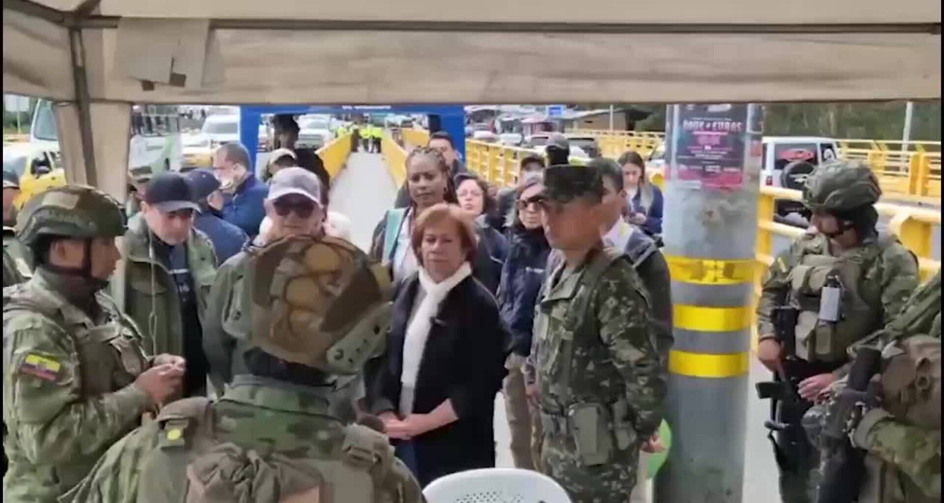 Colombia recibe en la frontera a los primeros 450 presos deportados por Ecuador