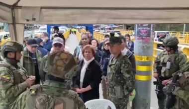 Colombia recibe en la frontera a los primeros 450 presos deportados por Ecuador