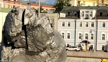 La escultura "Big Clay Nº 4" del artista suizo Urs Fischer en Moscú será reemplazada por otra obra de arte