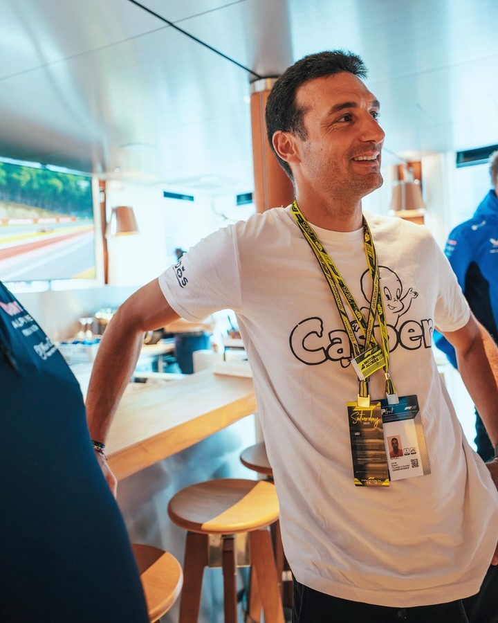 La visita de Lionel Scaloni a los boxes de Alpine. (Foto: Alpine)