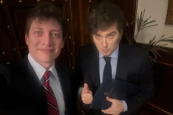 Santiago Caputo y Javier Milei.
