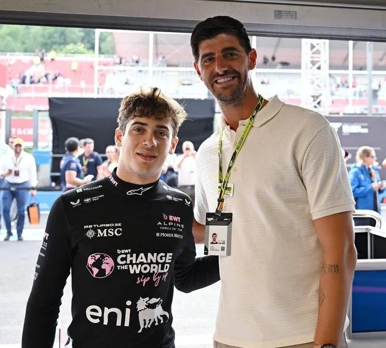 Franco Colapinto con el belga Thibaut Courtois, arquero del Real Madrid
