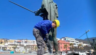 Trabajador del Espacio Bonzo retirando una de las esculturas de los menceyes