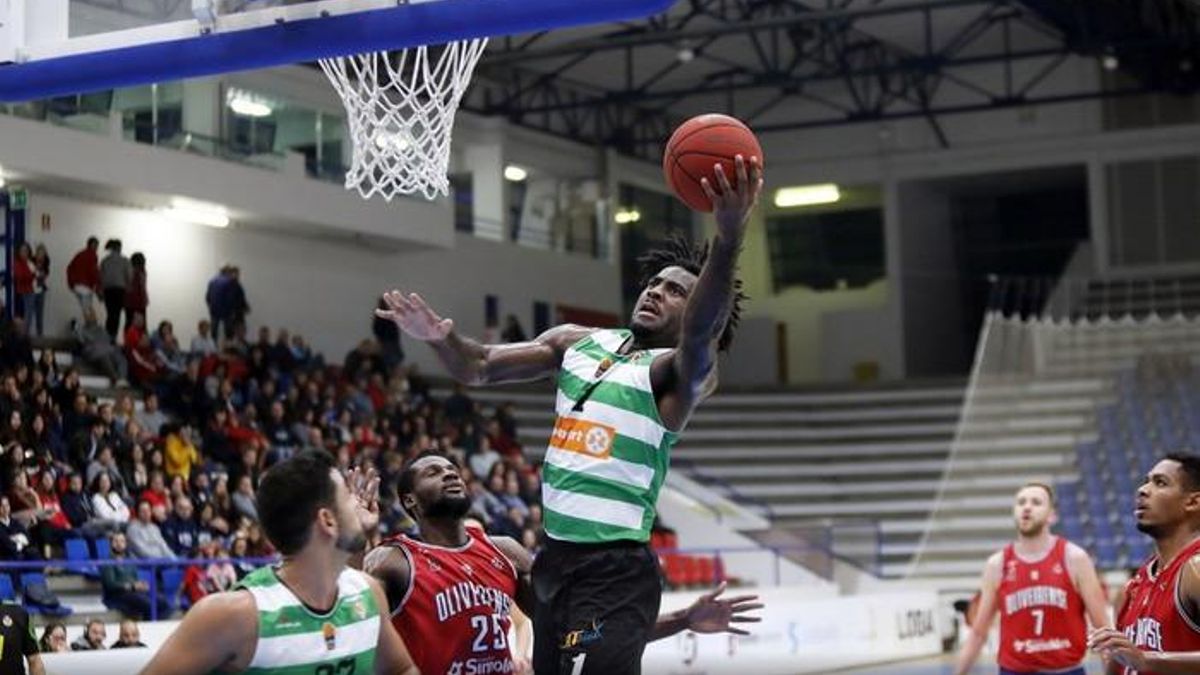 DJ Foreman (1), entrando a canasta.