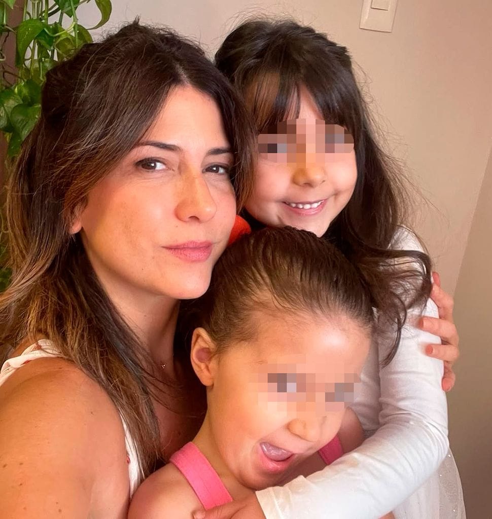 Valentina, la hermana de Juana Acosta, con sus dos hijas