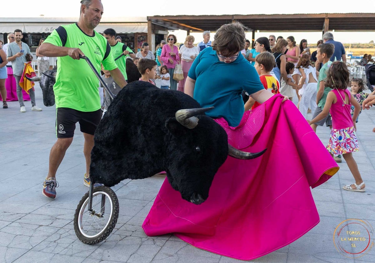 Un niño participando en las actividades del encierro infantil
