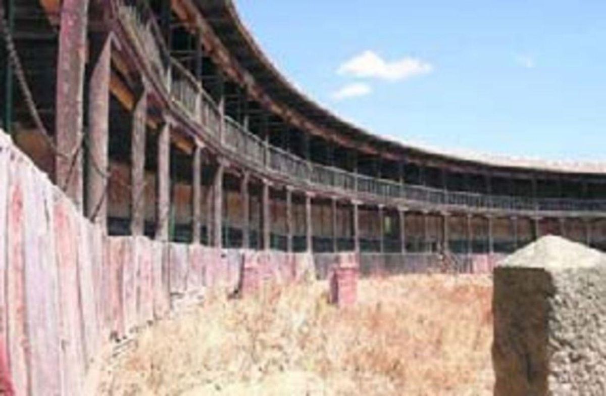 Arriba, estado de la plaza de toros de Toro previo a su restauración; en el centro, Mario Vargas Llosa brinda montera en mano junto a la barrica de la Fuente de Vino; a la derecha, visita de la infanta Elena en marzo de este año; sobre estas líneas, concierto «Pasodoble torero» interpretadop or la banda «La Lira» el 17 de julio de 2010. | ARCHIVO