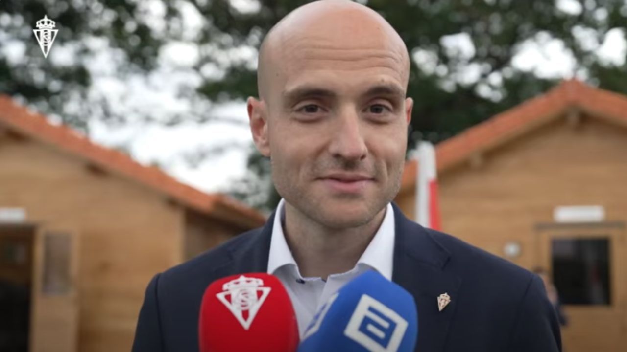 Guerra confirma una plantilla larga de 24 futbolistas y no tiene prisa por cerrar los próximos fichajes del Sporting: «No hay urgencias» - La Voz de Asturias