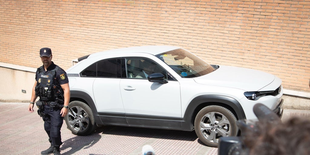 Francesco Arcuri viaja ya a Cerdeña con su hijo y la defensa de Juana Rivas anuncia que su «lucha» ahora se traslada a Italia