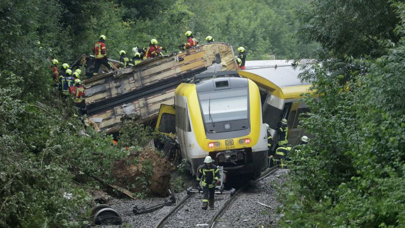 Descarrila tren de pasajeros en Alemania; reportan al menos 3 muertos