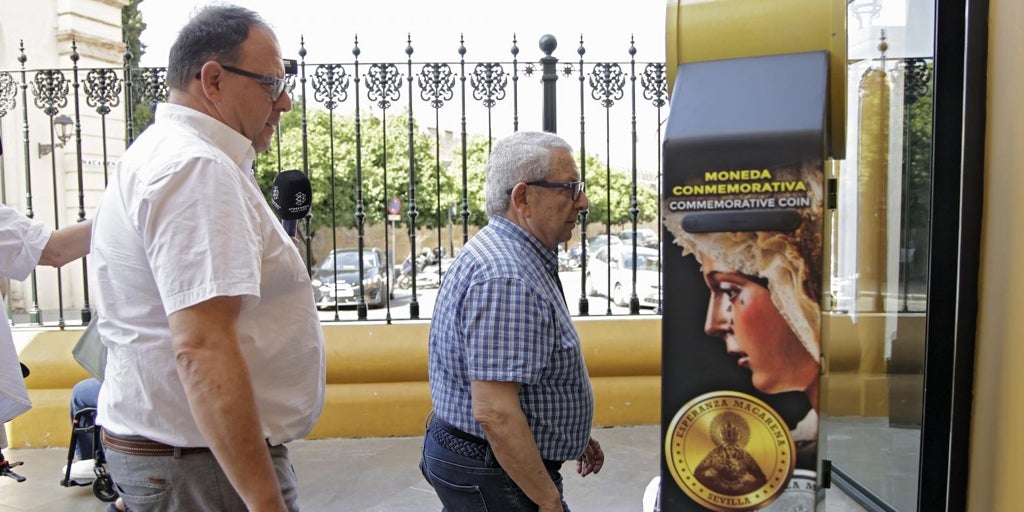 Arquillo defiende en el cabildo de la Macarena su intervención y asegura que sólo tocó las pestañas de la Virgen