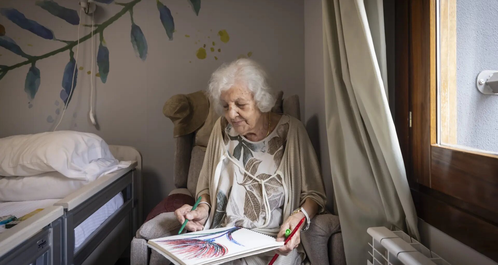 la intensa vida en la pintura de una mujer incansable de 98 años